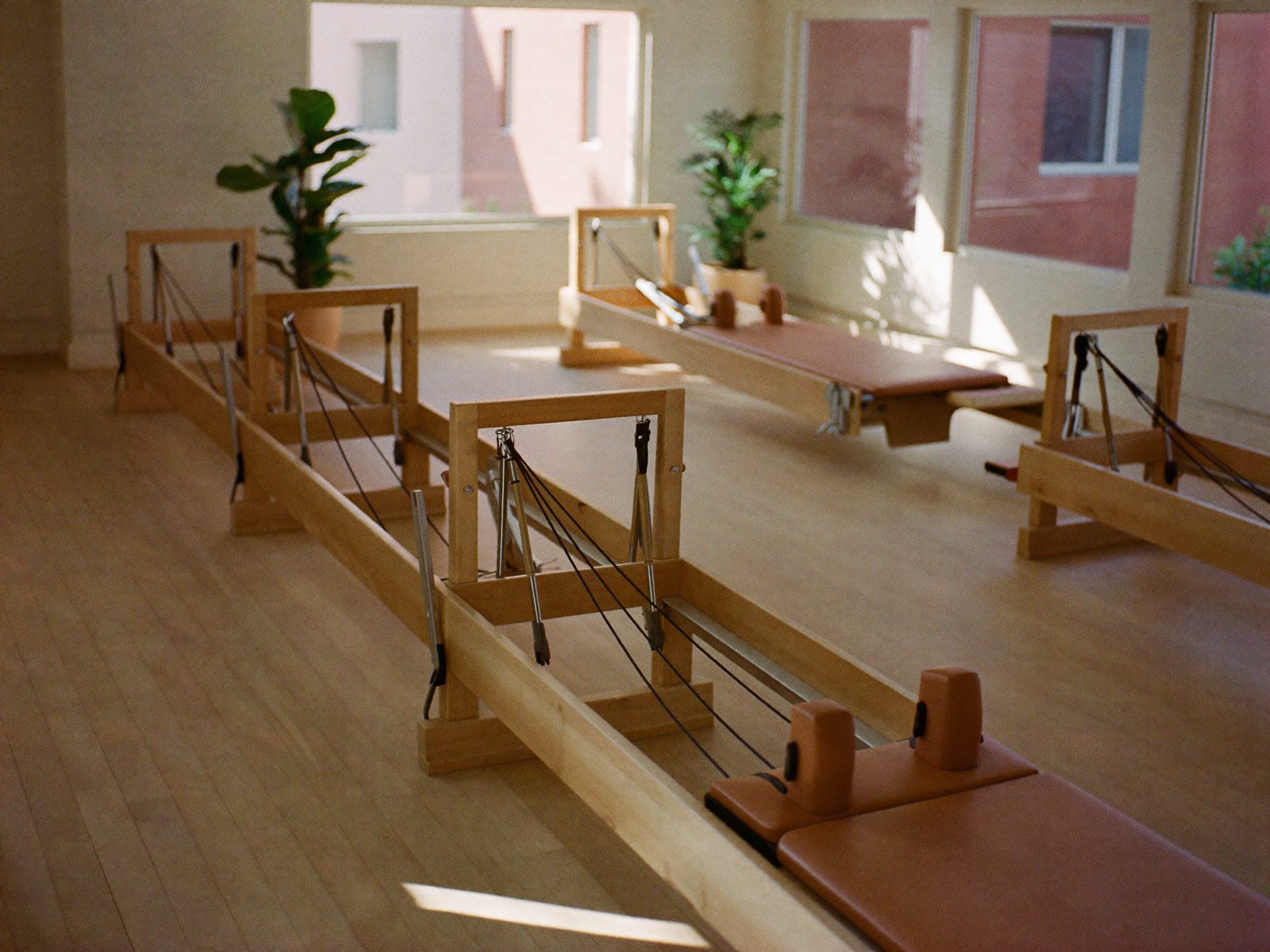 Estudio de pilates reformer con seis máquinas de madera