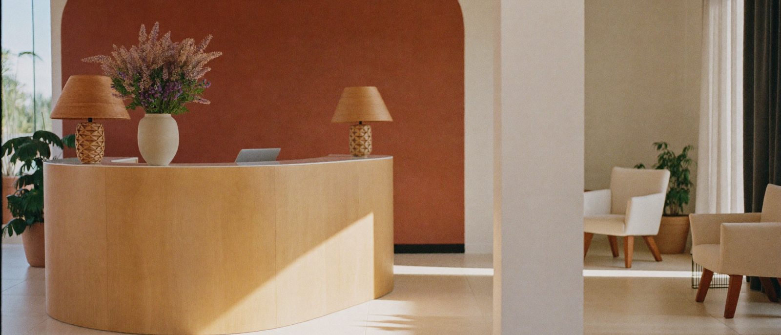 Recepción luminosa de Équora Salud con mostrador de madera clara y plantas