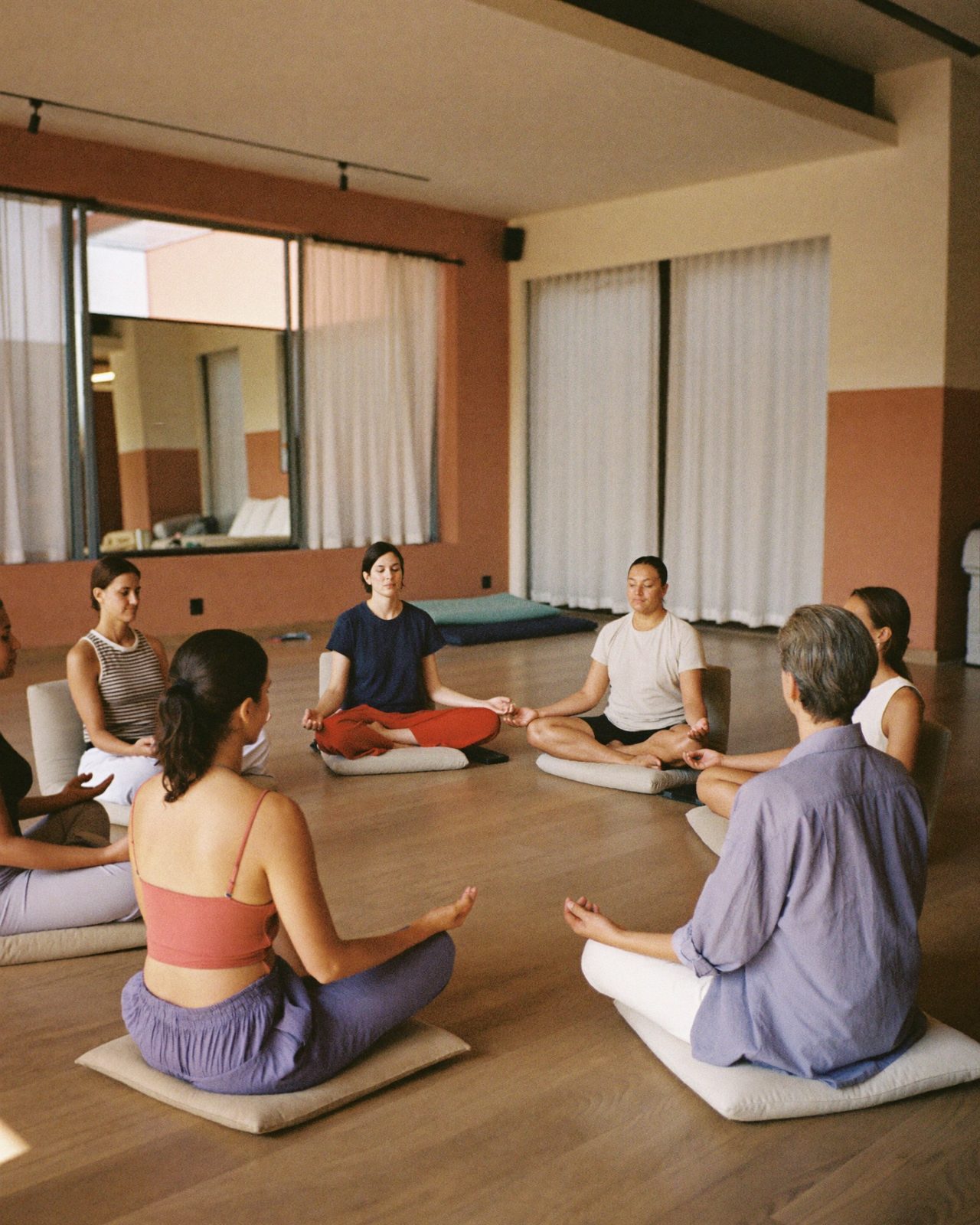Grupo de personas practicando mindfulness sentadas en círculo